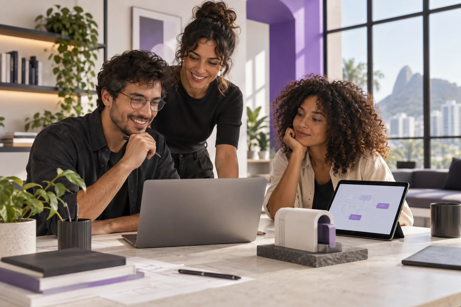 Equipe colaborando em um projeto de produto e sistema